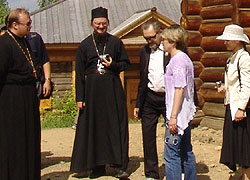 Священник Даниил Сысоев, священник Дионисий Садовников. В музее Тальцы